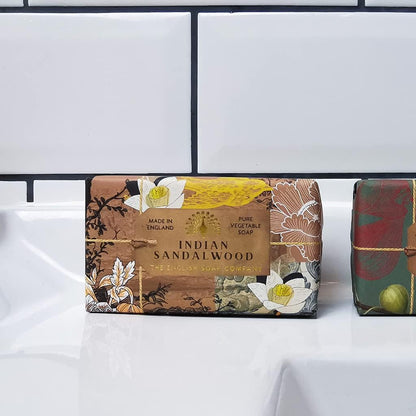 The English Soap Company Anniversary Indian Sandalwood Soap - Luxury Shea Butter Bar with Warm Woody Scent - Vegan Friendly, Plastic-Free Recyclable Packaging, Made in England - 190g