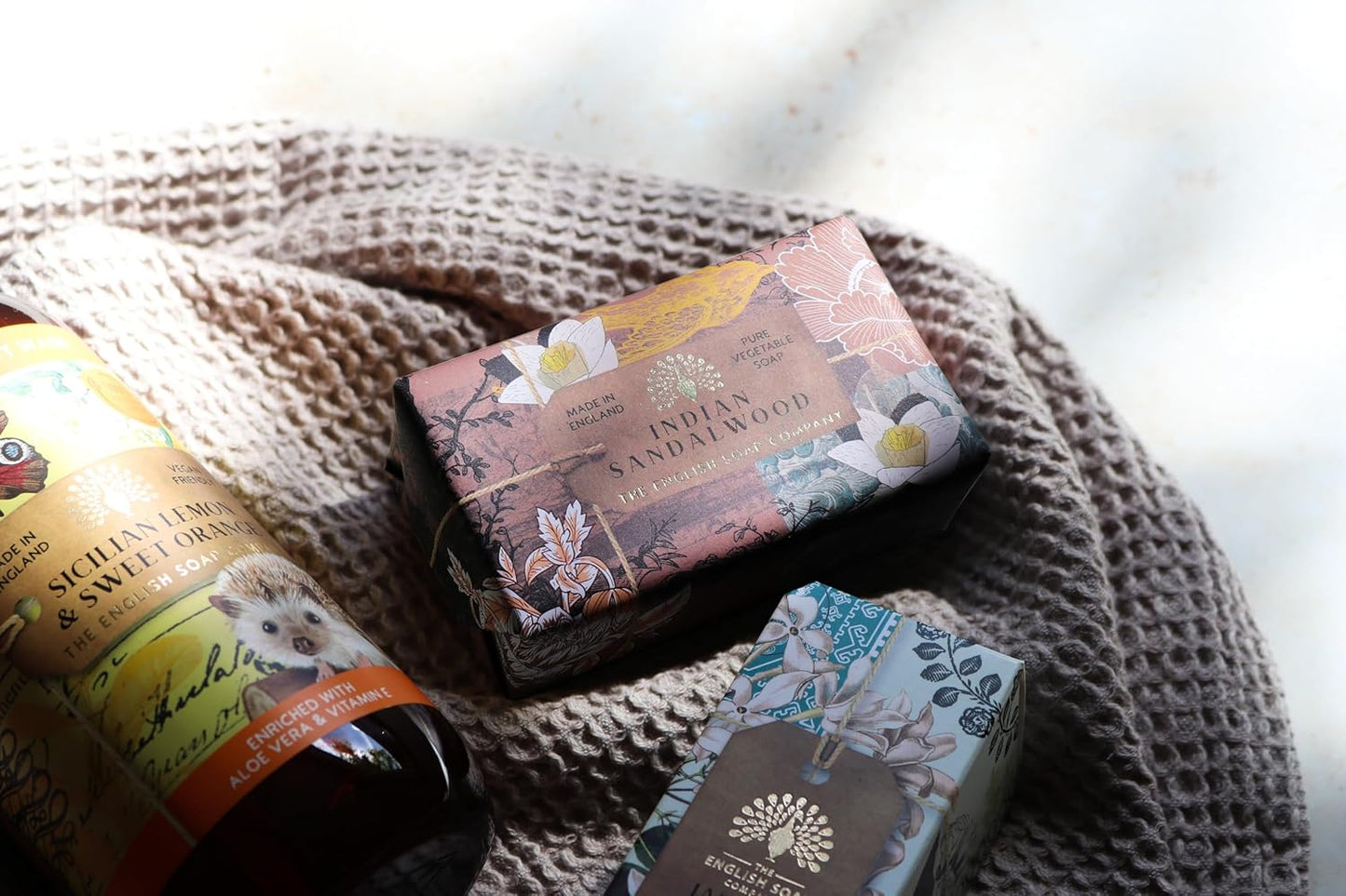 The English Soap Company Anniversary Indian Sandalwood Soap - Luxury Shea Butter Bar with Warm Woody Scent - Vegan Friendly, Plastic-Free Recyclable Packaging, Made in England - 190g