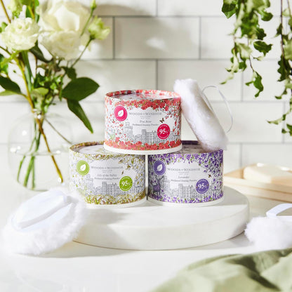 Woods of Windsor Lavender Dusting Powder with Body Puff Floral Talc Alternative Body Powder for Odour Control &amp; Chafing Prevention, 95% Naturally Derived, Vegan &amp; Cruelty Free 100g /3.5oz